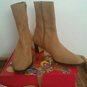 Preloved Etienne Aigner Caramel Tan Suede Boots!